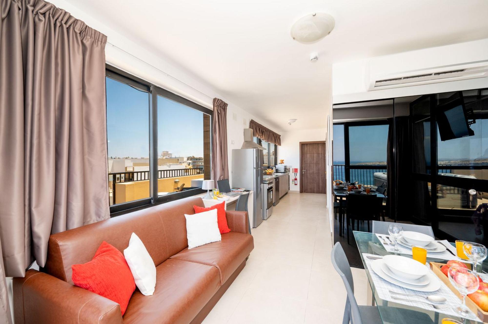 Islet Promenade Seafront Penthouse With Breathtaking Seaviews And Private Hot Tub On The Large Terrace By Getawaysmalta Διαμέρισμα Σεντ Πόλς Μπέι Εξωτερικό φωτογραφία