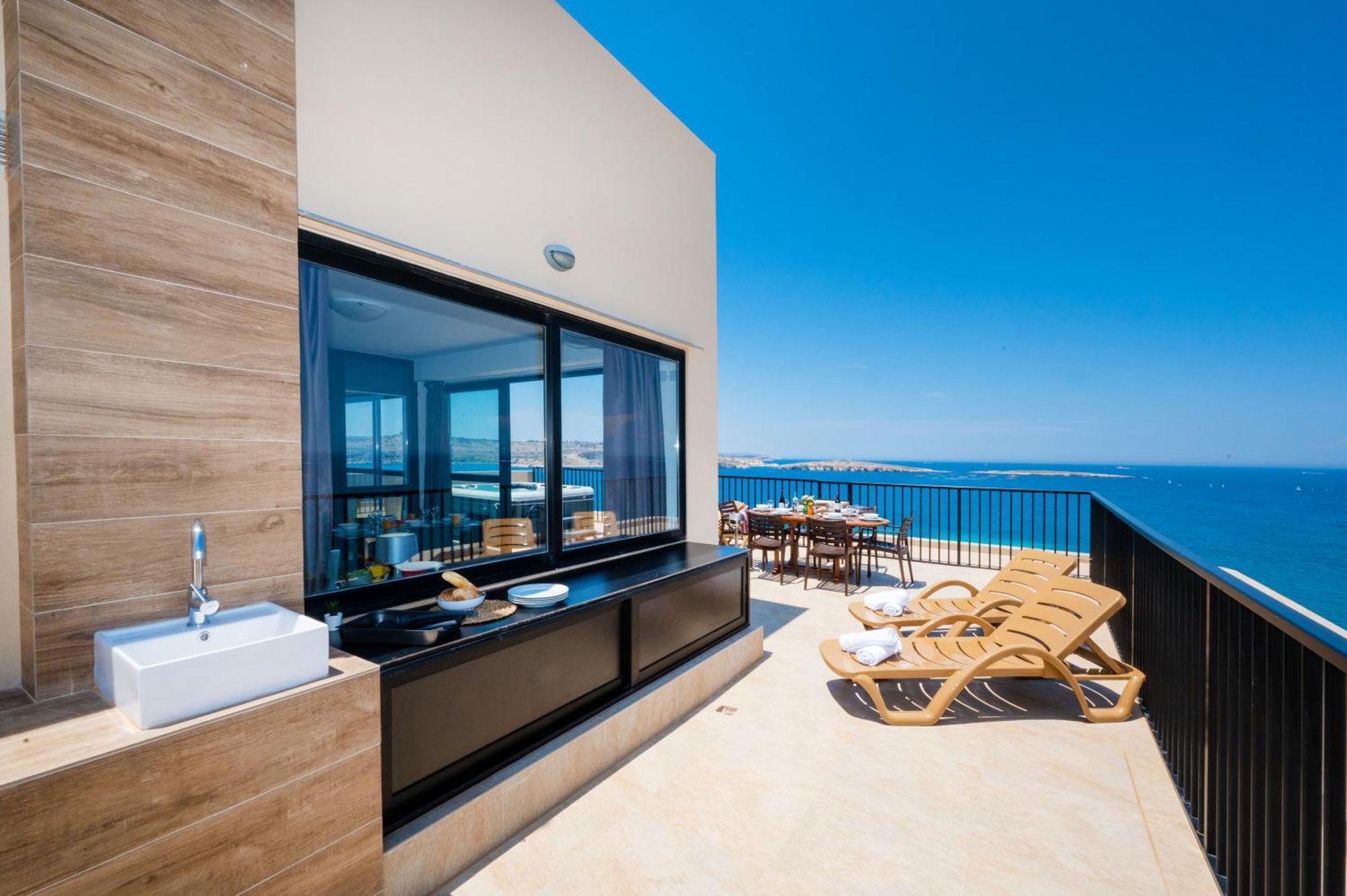 Islet Promenade Seafront Penthouse With Breathtaking Seaviews And Private Hot Tub On The Large Terrace By Getawaysmalta Διαμέρισμα Σεντ Πόλς Μπέι Εξωτερικό φωτογραφία