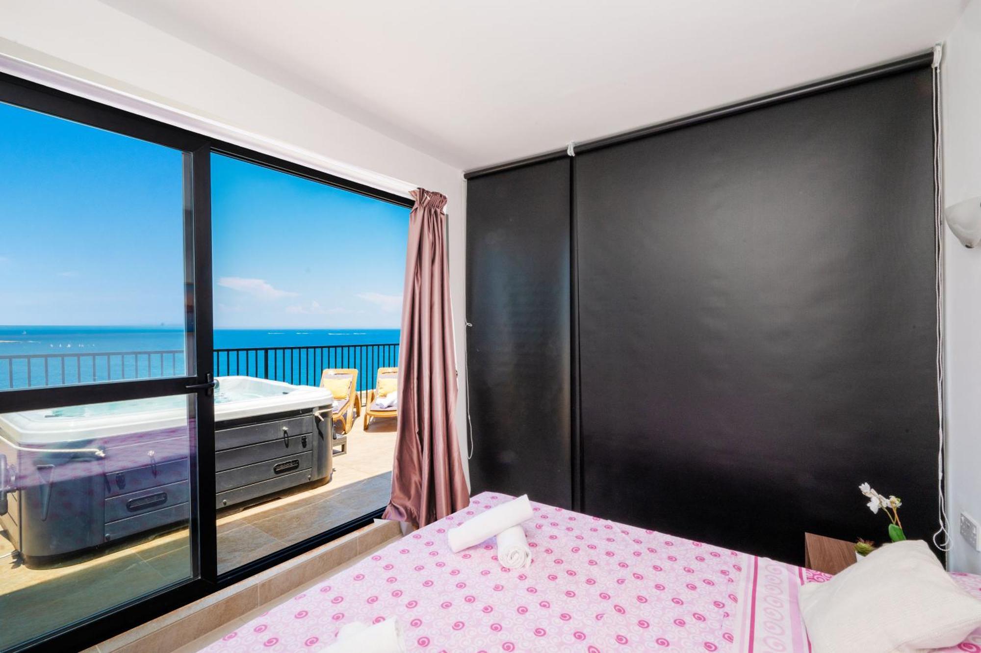 Islet Promenade Seafront Penthouse With Breathtaking Seaviews And Private Hot Tub On The Large Terrace By Getawaysmalta Διαμέρισμα Σεντ Πόλς Μπέι Εξωτερικό φωτογραφία