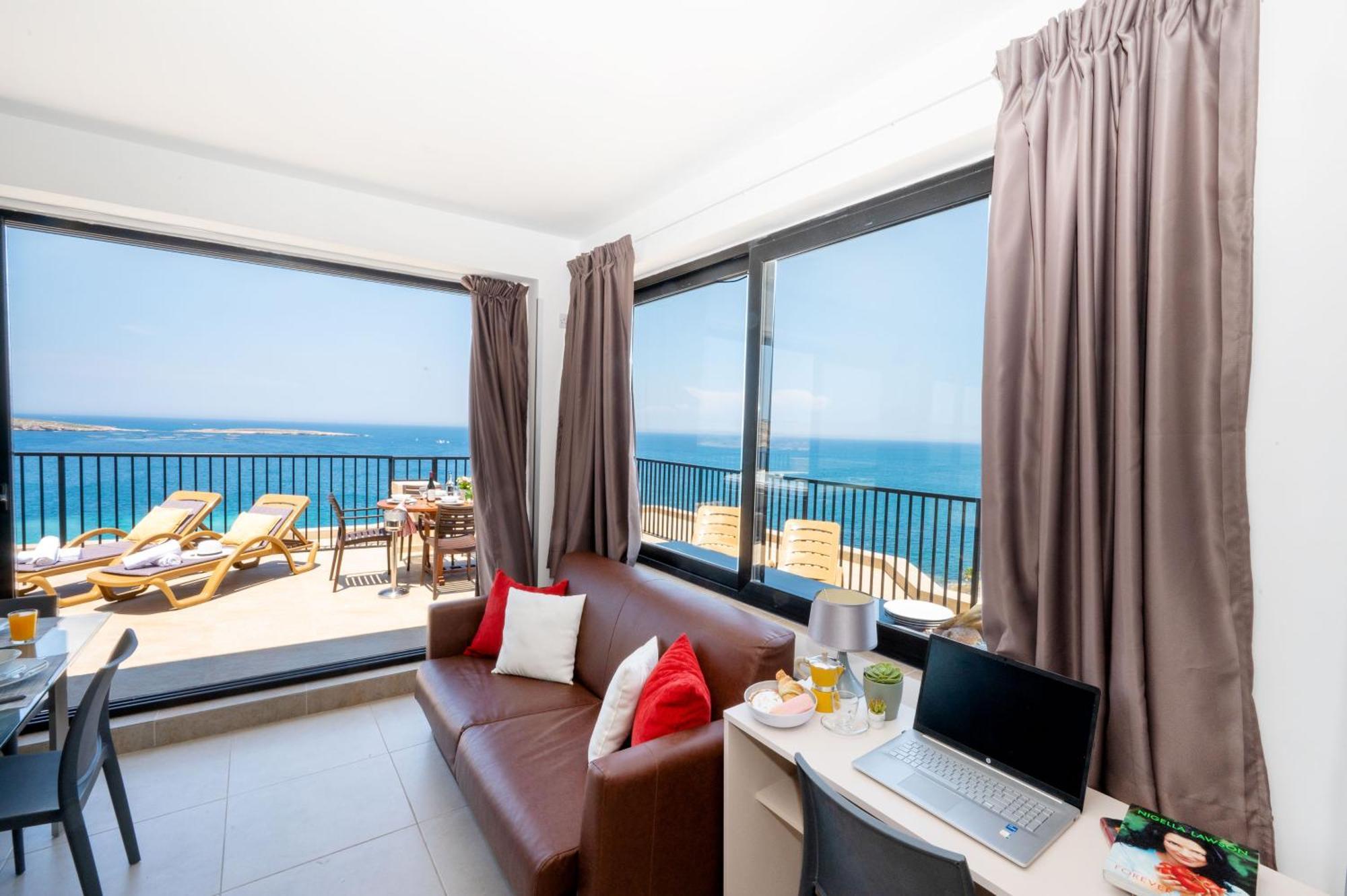 Islet Promenade Seafront Penthouse With Breathtaking Seaviews And Private Hot Tub On The Large Terrace By Getawaysmalta Διαμέρισμα Σεντ Πόλς Μπέι Εξωτερικό φωτογραφία