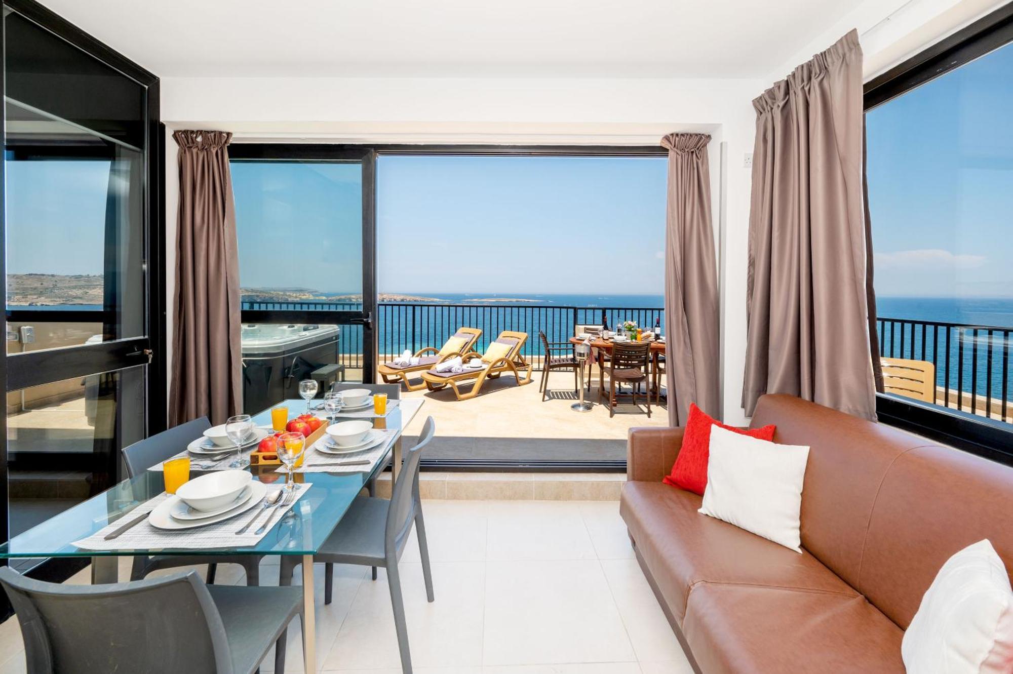 Islet Promenade Seafront Penthouse With Breathtaking Seaviews And Private Hot Tub On The Large Terrace By Getawaysmalta Διαμέρισμα Σεντ Πόλς Μπέι Εξωτερικό φωτογραφία