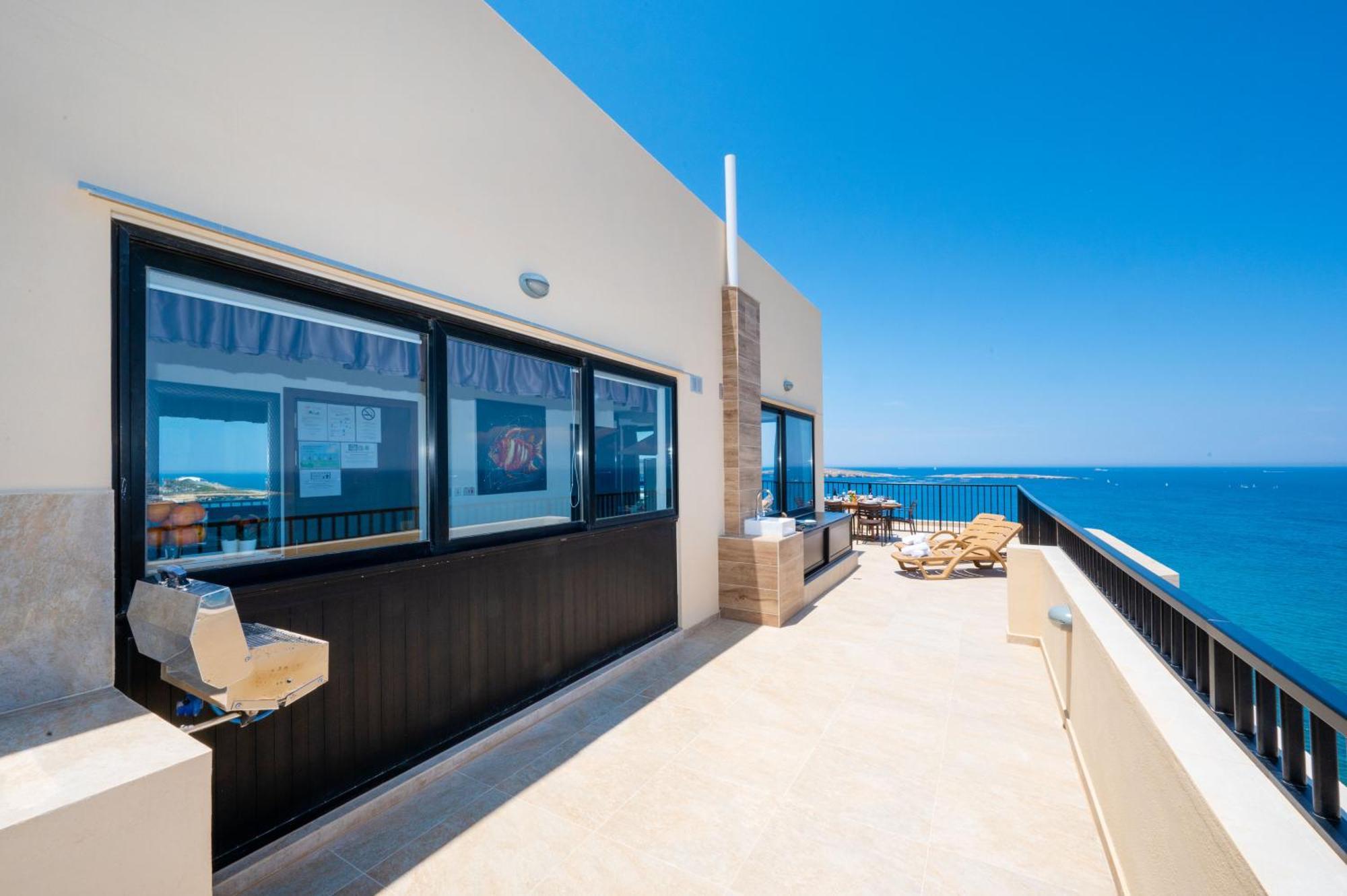 Islet Promenade Seafront Penthouse With Breathtaking Seaviews And Private Hot Tub On The Large Terrace By Getawaysmalta Διαμέρισμα Σεντ Πόλς Μπέι Εξωτερικό φωτογραφία