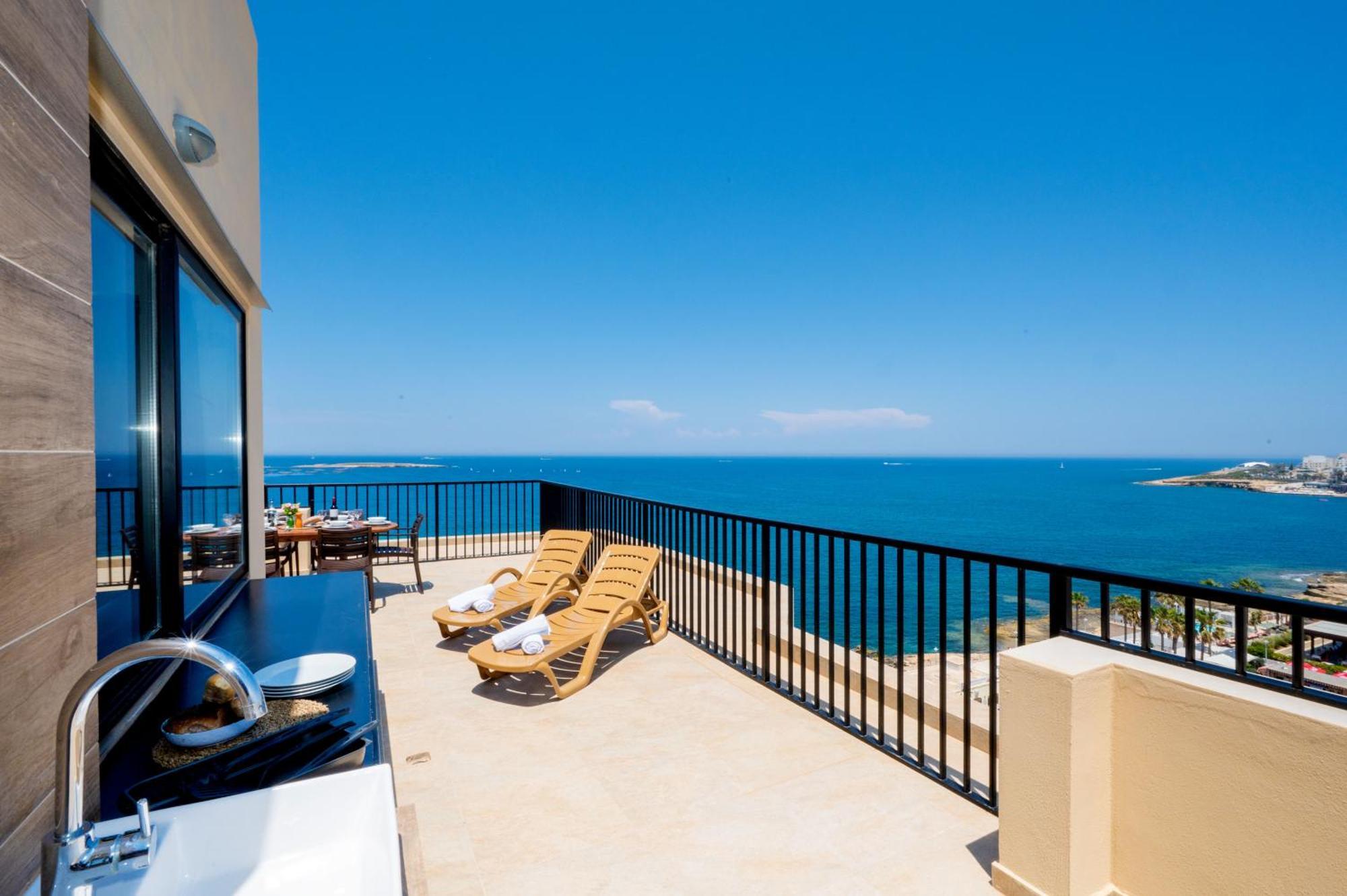 Islet Promenade Seafront Penthouse With Breathtaking Seaviews And Private Hot Tub On The Large Terrace By Getawaysmalta Διαμέρισμα Σεντ Πόλς Μπέι Εξωτερικό φωτογραφία