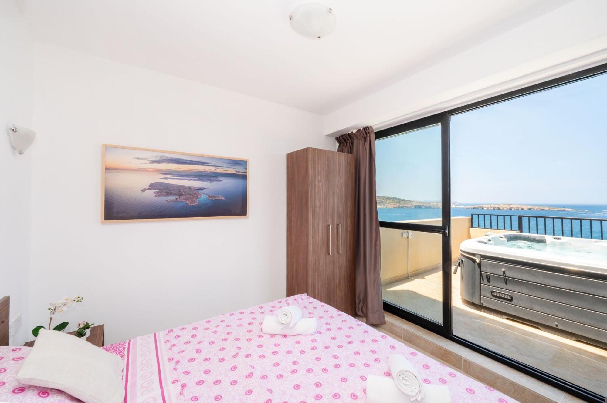 Islet Promenade Seafront Penthouse With Breathtaking Seaviews And Private Hot Tub On The Large Terrace By Getawaysmalta Διαμέρισμα Σεντ Πόλς Μπέι Εξωτερικό φωτογραφία