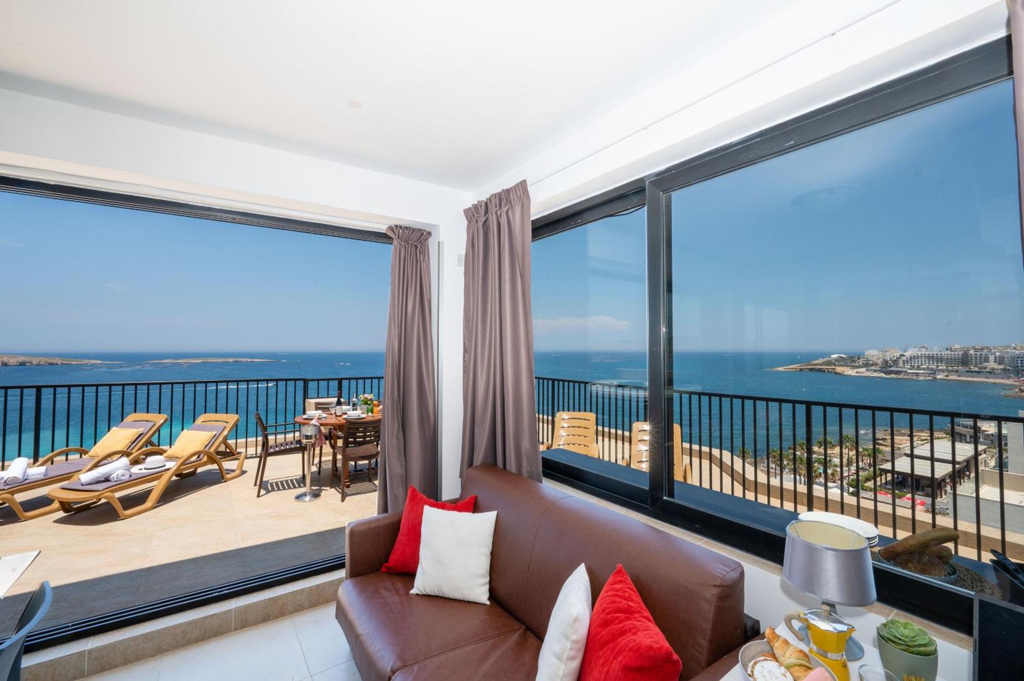 Islet Promenade Seafront Penthouse With Breathtaking Seaviews And Private Hot Tub On The Large Terrace By Getawaysmalta Διαμέρισμα Σεντ Πόλς Μπέι Εξωτερικό φωτογραφία