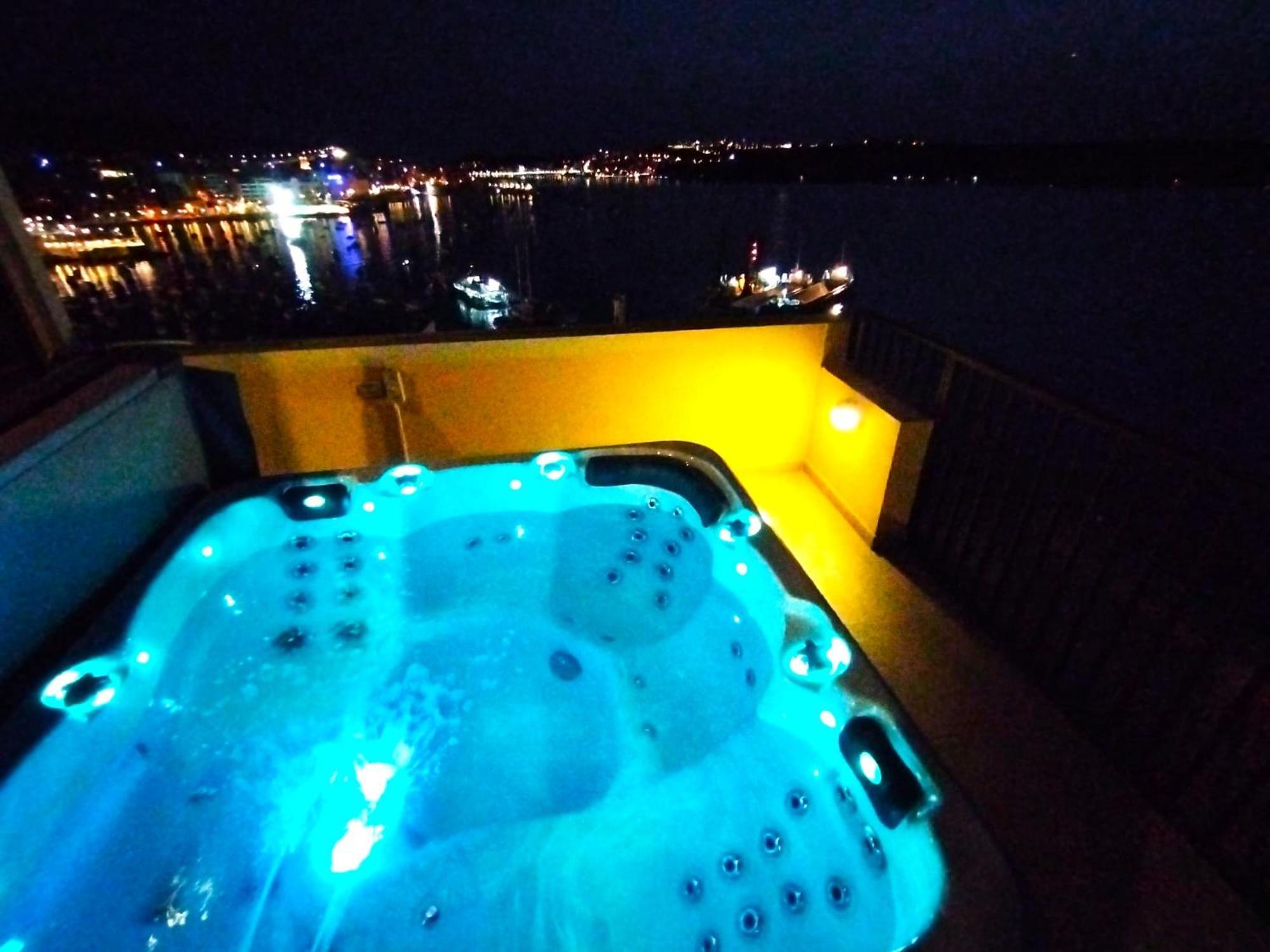 Islet Promenade Seafront Penthouse With Breathtaking Seaviews And Private Hot Tub On The Large Terrace By Getawaysmalta Διαμέρισμα Σεντ Πόλς Μπέι Εξωτερικό φωτογραφία
