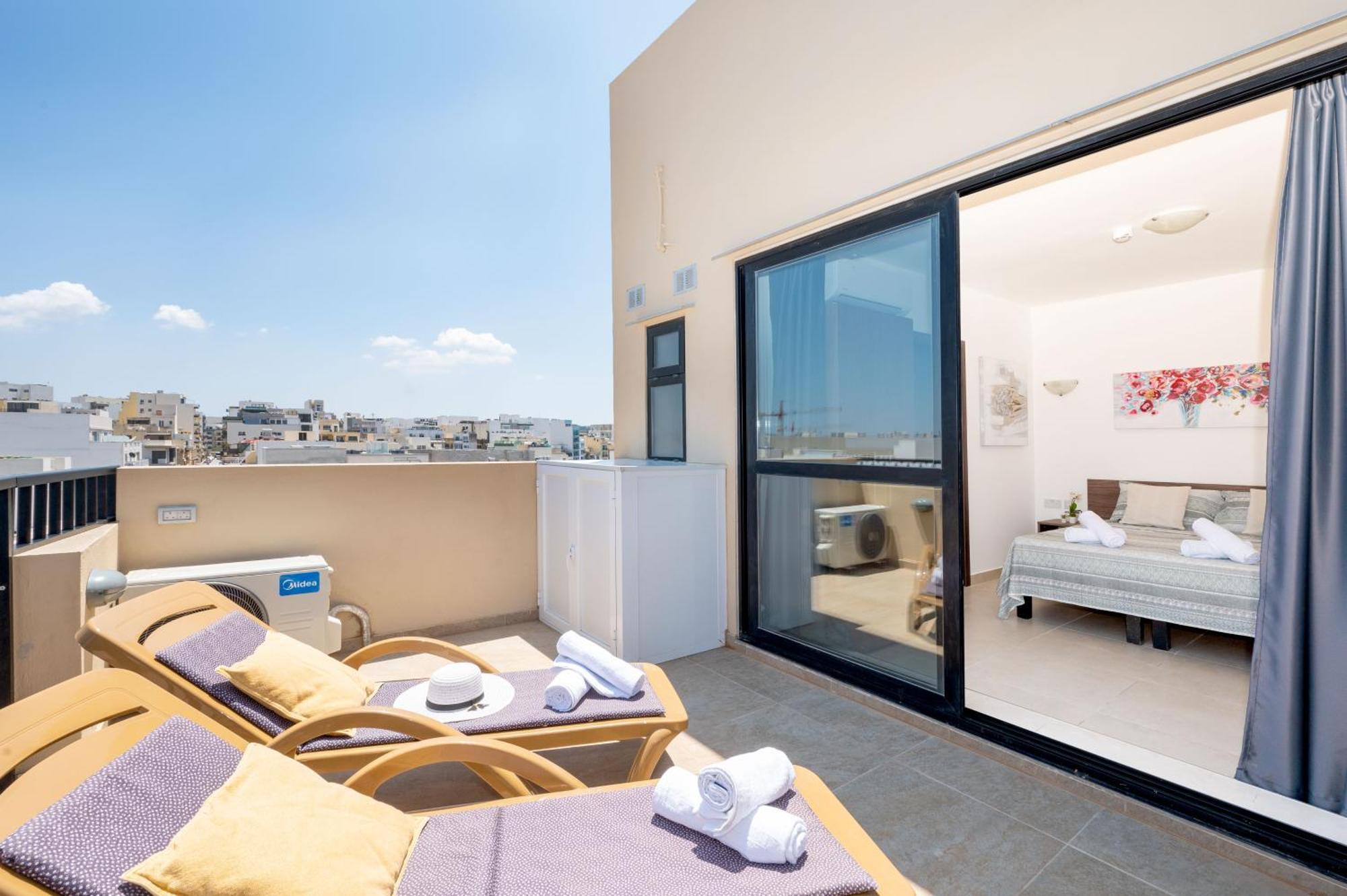 Islet Promenade Seafront Penthouse With Breathtaking Seaviews And Private Hot Tub On The Large Terrace By Getawaysmalta Διαμέρισμα Σεντ Πόλς Μπέι Εξωτερικό φωτογραφία
