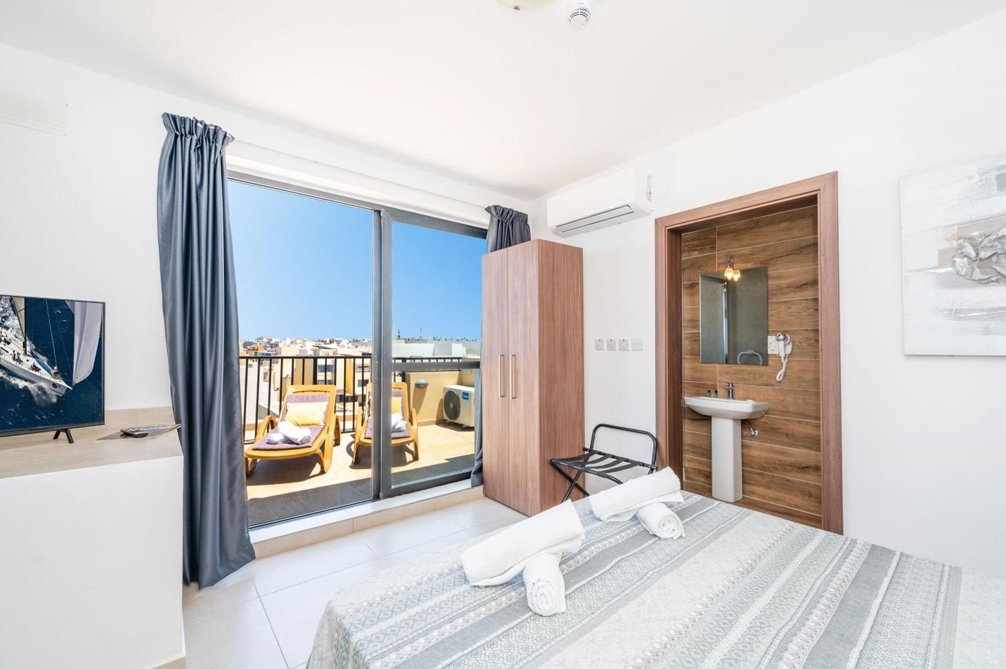 Islet Promenade Seafront Penthouse With Breathtaking Seaviews And Private Hot Tub On The Large Terrace By Getawaysmalta Διαμέρισμα Σεντ Πόλς Μπέι Εξωτερικό φωτογραφία