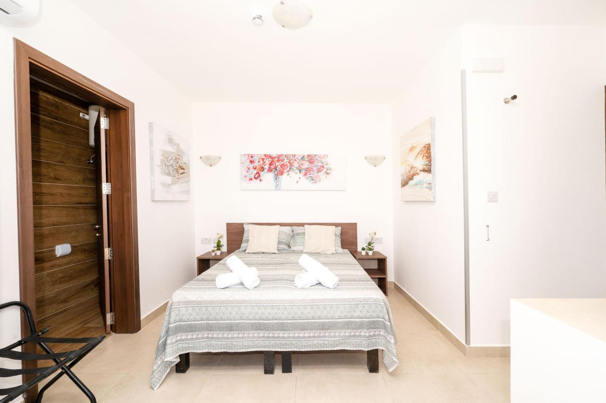 Islet Promenade Seafront Penthouse With Breathtaking Seaviews And Private Hot Tub On The Large Terrace By Getawaysmalta Διαμέρισμα Σεντ Πόλς Μπέι Εξωτερικό φωτογραφία